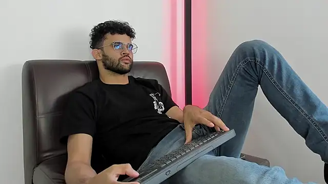 andrewChris  online show from September 16, 2025, 9:38 pm