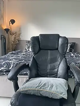 DimitriSullivan  online show from January 14, 2026, 1:04 pm