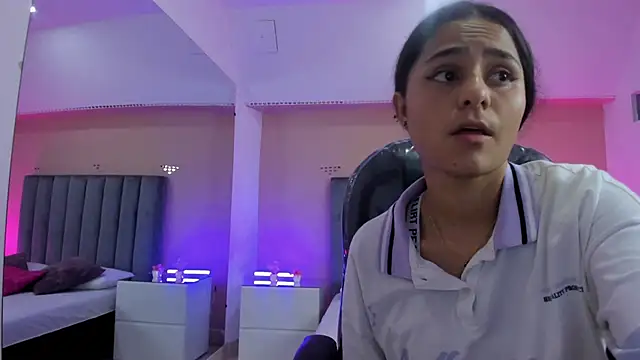 Snapshot of Giselle_Roldan chatting on February 19, 2026, 7:55 pm Giselle Roldan online show from February 19, 2026, 7:55 pm