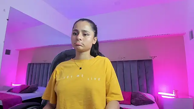 Snapshot of Giselle_Roldan chatting on February 24, 2026, 7:26 pm Giselle Roldan online show from February 24, 2026, 7:26 pm