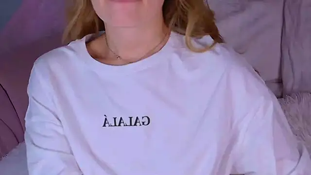 BeatriceEsmont online show from October 11, 2025, 7:26 pm