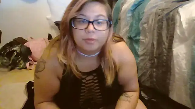 Snapshot of HoneyBear19 chatting on October 23, 2025, 5:44 pm HoneyBear19 online show from October 23, 2025, 5:44 pm