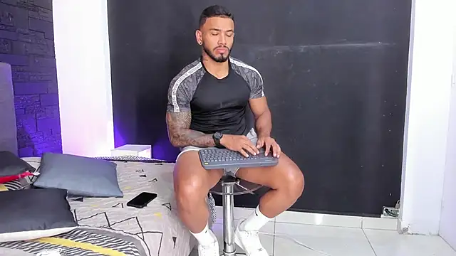 Snapshot of bruno_miller_ chatting on September 16, 2025, 8:43 pm bruno miller online show from September 16, 2025, 8:43 pm