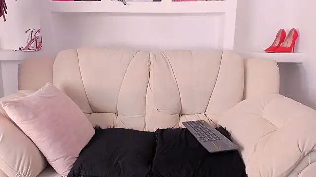 Radiant Naomi online show from December 16, 2025, 12:31 pm