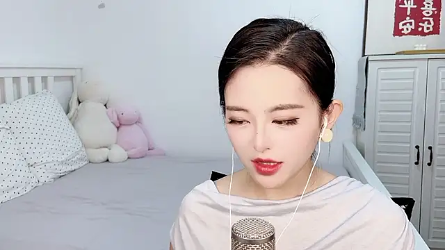 XINXINh online show from February 12, 2025, 2:35 am