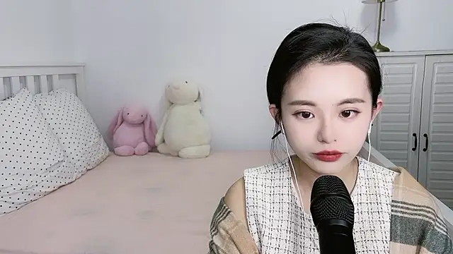 XINXINh online show from December 17, 2024, 1:27 pm