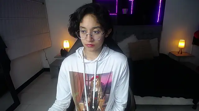 Lili Gomez  online show from March 14, 2025, 4:51 pm