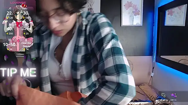 Lili Gomez  online show from October 28, 2025, 1:54 pm