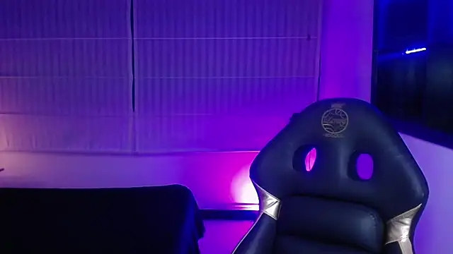 Lili Gomez  online show from November 26, 2025, 1:33 pm