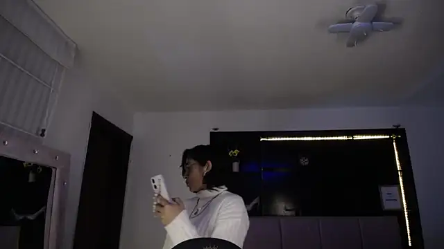 Lili Gomez  online show from September 18, 2025, 2:09 pm