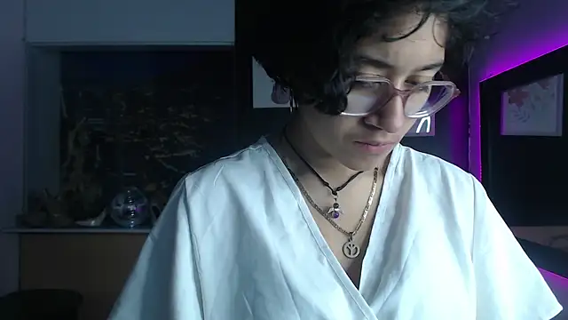 Lili Gomez  online show from October 3, 2025, 12:50 pm