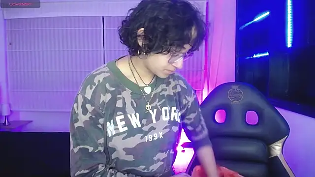 Lili Gomez  online show from November 27, 2025, 2:06 pm