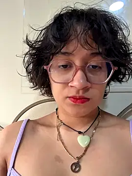 Lili Gomez  online show from December 4, 2025, 1:54 pm