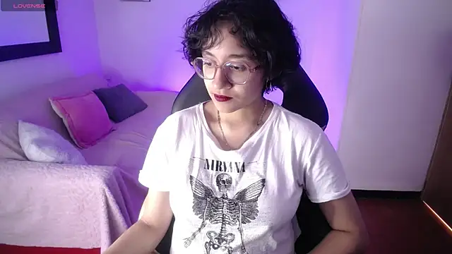 Lili Gomez  online show from November 18, 2025, 2:42 pm