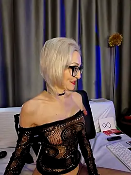 Milforja online show from November 30, 2025, 7:03 pm