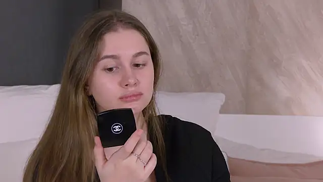 EllieHayes online show from April 24, 2026, 12:34 am