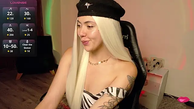 Aurora Hotson online show from November 11, 2025, 12:27 am