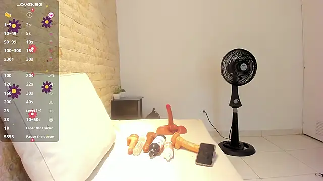 mia roldan  online show from February 27, 2025, 8:13 am