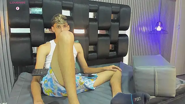 Alex Strip  online show from December 18, 2024, 5:26 am