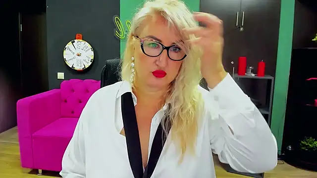 ChristyBrooks online show from September 23, 2025, 1:18 pm