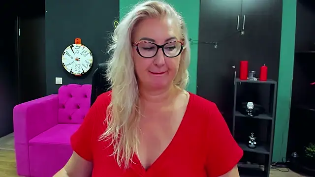 ChristyBrooks online show from September 24, 2025, 1:28 pm