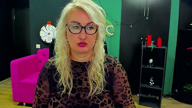 ChristyBrooks online show from September 29, 2025, 12:44 pm