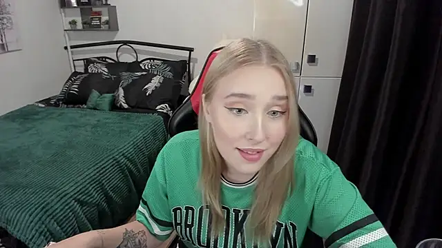 LinaTruly online show from September 15, 2025, 9:37 pm