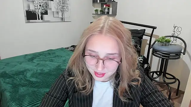 LinaTruly online show from January 24, 2025, 8:53 pm