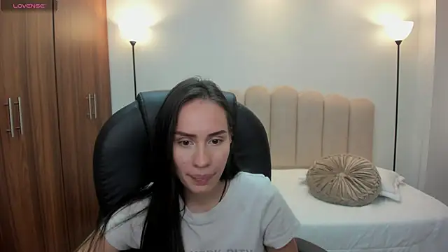 Snapshot of kiim_sweett chatting on October 8, 2025, 6:19 pm kiim sweett online show from October 8, 2025, 6:19 pm