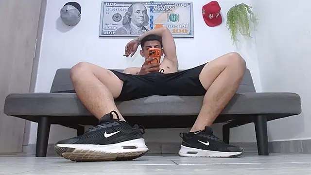 Snapshot of boss_of_cash chatting on April 16, 2026, 12:39 pm boss of cash online show from April 16, 2026, 12:39 pm