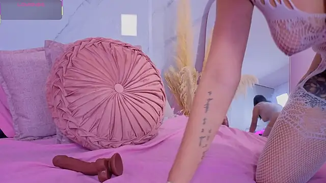 Chlooee   online show from October 28, 2025, 1:50 am