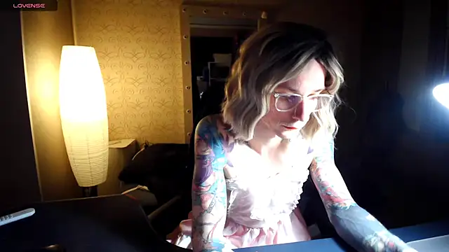 Snapshot of Julia_dolls chatting on November 21, 2025, 6:18 pm Julia dolls online show from November 21, 2025, 6:18 pm