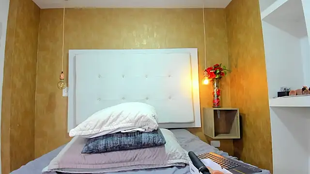 Milaspetite online show from March 12, 2026, 8:13 pm