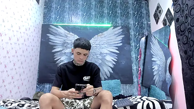 exotic hot couple online show from April 13, 2026, 10:25 pm