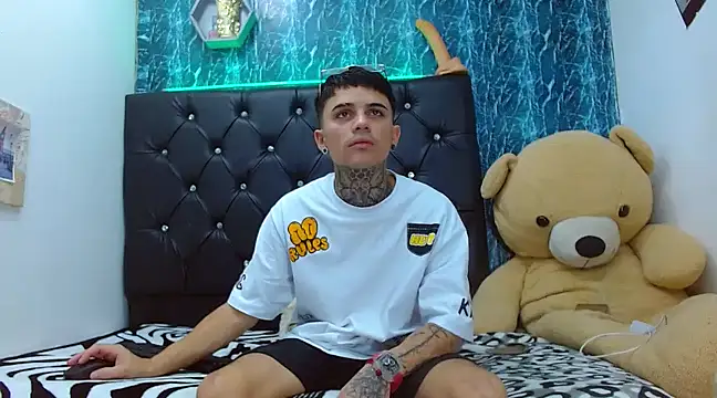 Snapshot of exotic_hot_couple chatting on February 25, 2025, 9:58 pm exotic hot couple online show from February 25, 2025, 9:58 pm