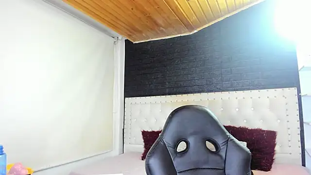 melanie hh online show from March 9, 2025, 4:05 am