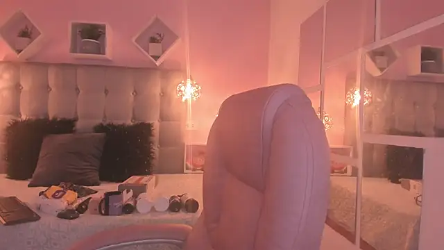 melanie hh online show from October 14, 2025, 4:02 am