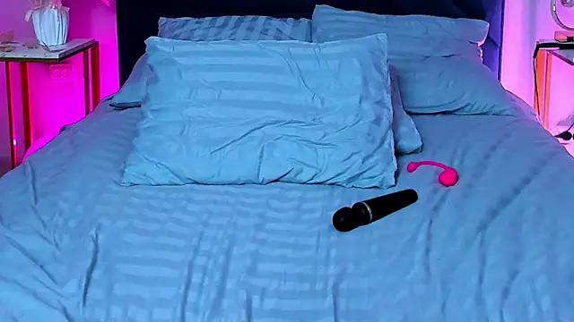 Curvy Dynamite  online show from March 10, 2025, 7:33 am