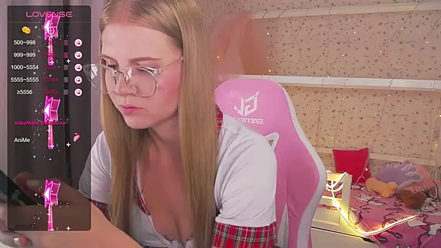 Miss Esmiie online show from February 2, 2025, 4:05 am