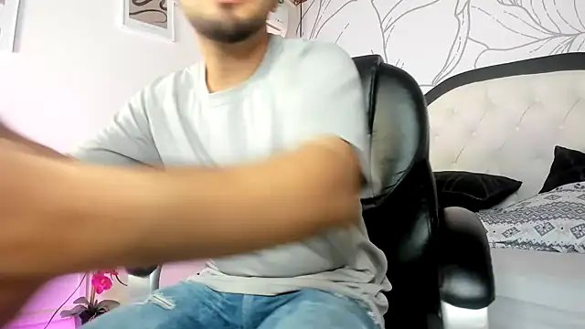 Snapshot of Samir_bear chatting on February 25, 2026, 12:49 pm Samir bear online show from February 25, 2026, 12:49 pm