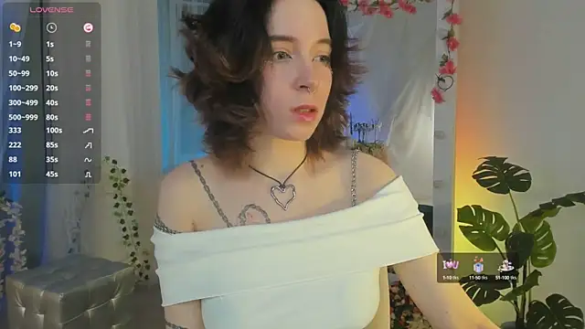 lilithlunna online show from February 18, 2025, 10:03 pm