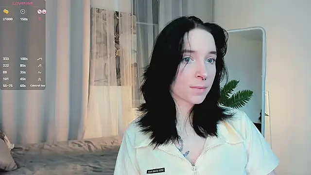 lilithlunna online show from November 13, 2025, 1:04 pm