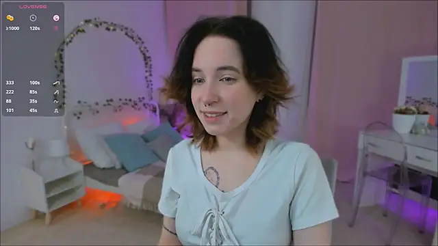 lilithlunna online show from March 18, 2025, 9:43 pm