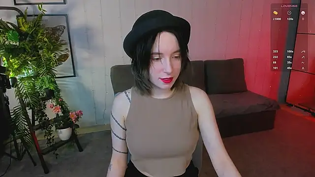 lilithlunna online show from February 6, 2025, 11:15 pm