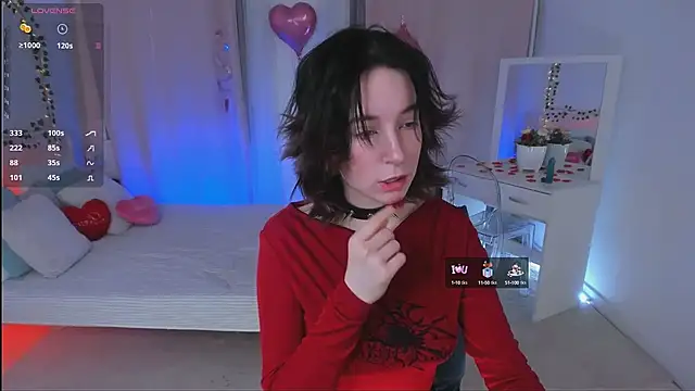 lilithlunna online show from February 17, 2025, 4:39 pm