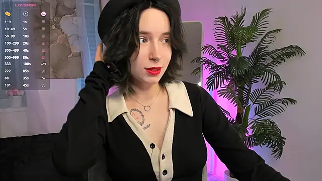 lilithlunna online show from February 1, 2025, 10:44 pm