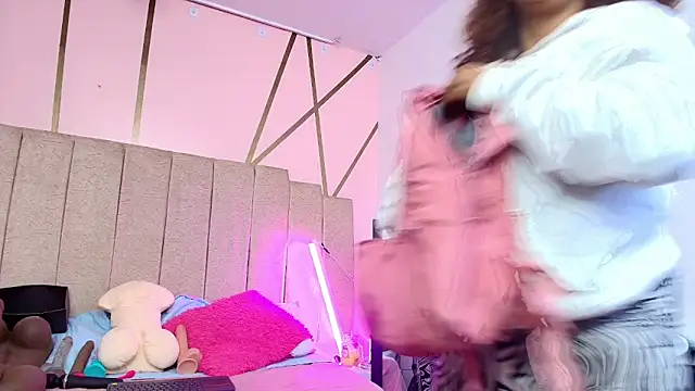 lauraltt online show from November 25, 2025, 9:04 pm