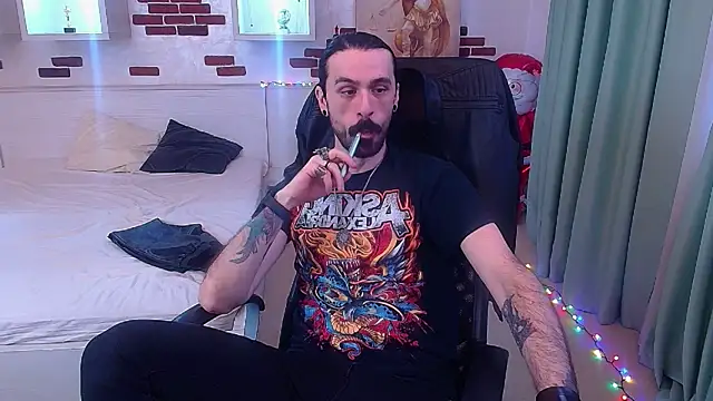 Snapshot of AxelColton chatting on December 14, 2025, 8:31 am AxelColton online show from December 14, 2025, 8:31 am