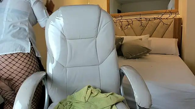 PerlaPreciosa online show from March 22, 2026, 4:05 am