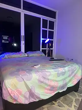 loladupont online show from April 5, 2026, 2:51 am